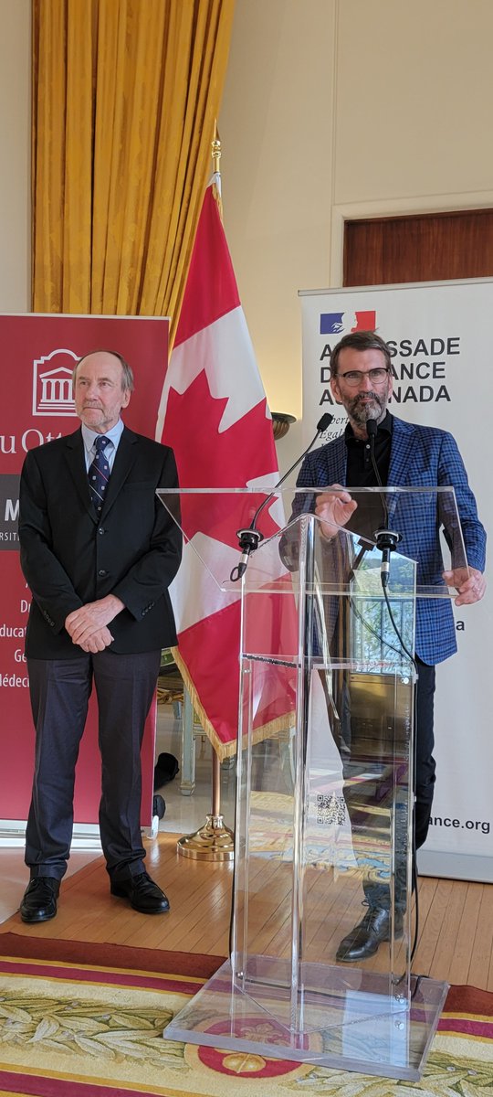 PatrickNedellec's tweet photo. Immense plaisir de remettre le prix des 20 ans du #FFCR. Warwick VINCENT @universitelaval et Marcel Babin @universitelaval, @Sorbonne_Univ_. Un projet sur l'étude des Écosystèmes et Géosystèmes arctiques et subarctiques. Projet soutenu dès 2004 par le FFCR @UMI_TAKUVIK @CNRS👋 https://t.co/S9zDTVLt44