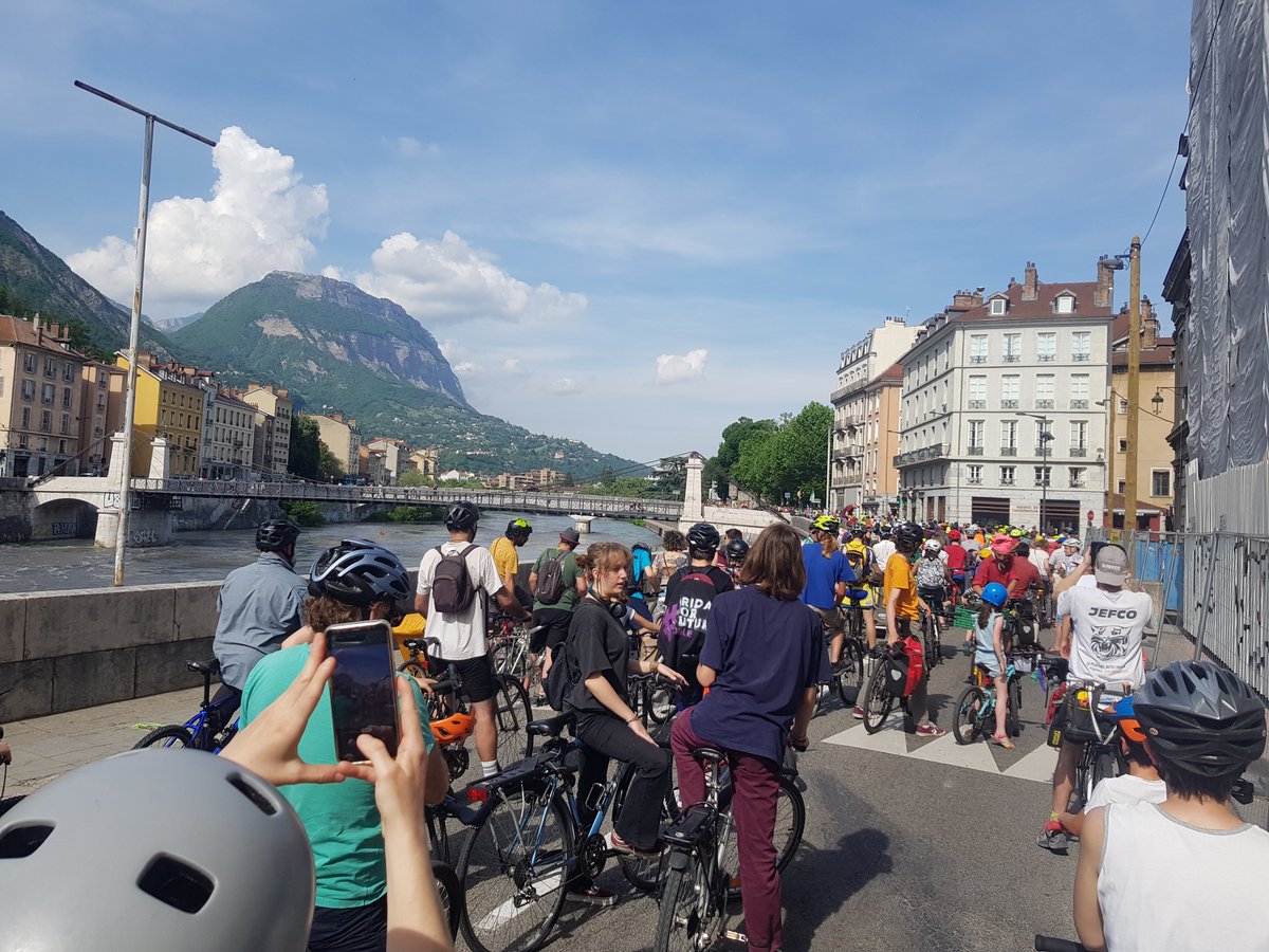 velotaf_38's tweet photo. Hier c'était la convergence #velo à #Grenoble 😍
#cvgre2022 #cvgre https://t.co/g95wvhCdH9