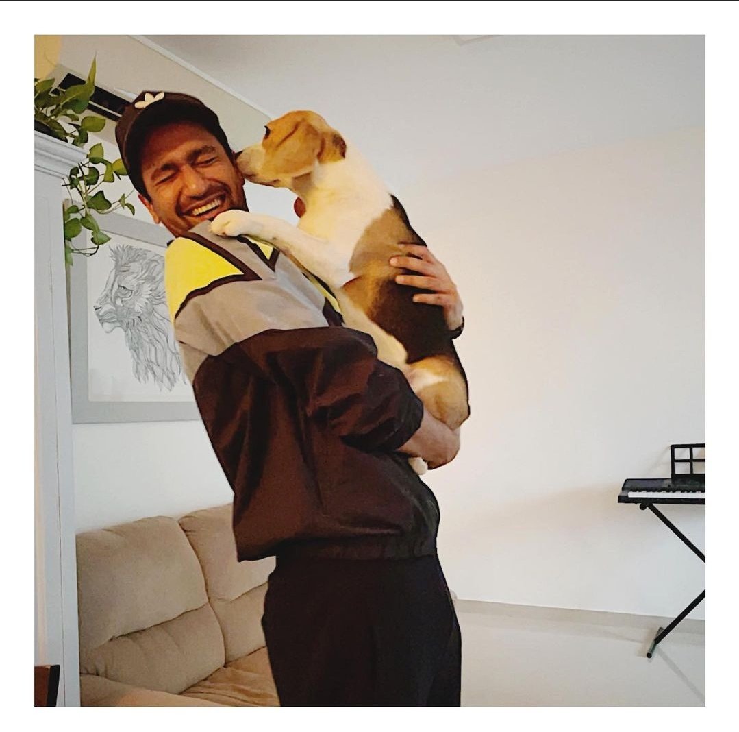 vickyxmagical's tweet photo. Dil ka yeh kya raaz hai, 
jaane kya kar gaye
Jaise andhero mein tum, 
chaandni bhar gaye
Kare chaand taaron ko, 
mashoor itna kyun
Kambakht inn se 
bhi khoobsurat hai tu
I love you
#HappyBirthdayVickyKaushal https://t.co/qfYPi0piCQ