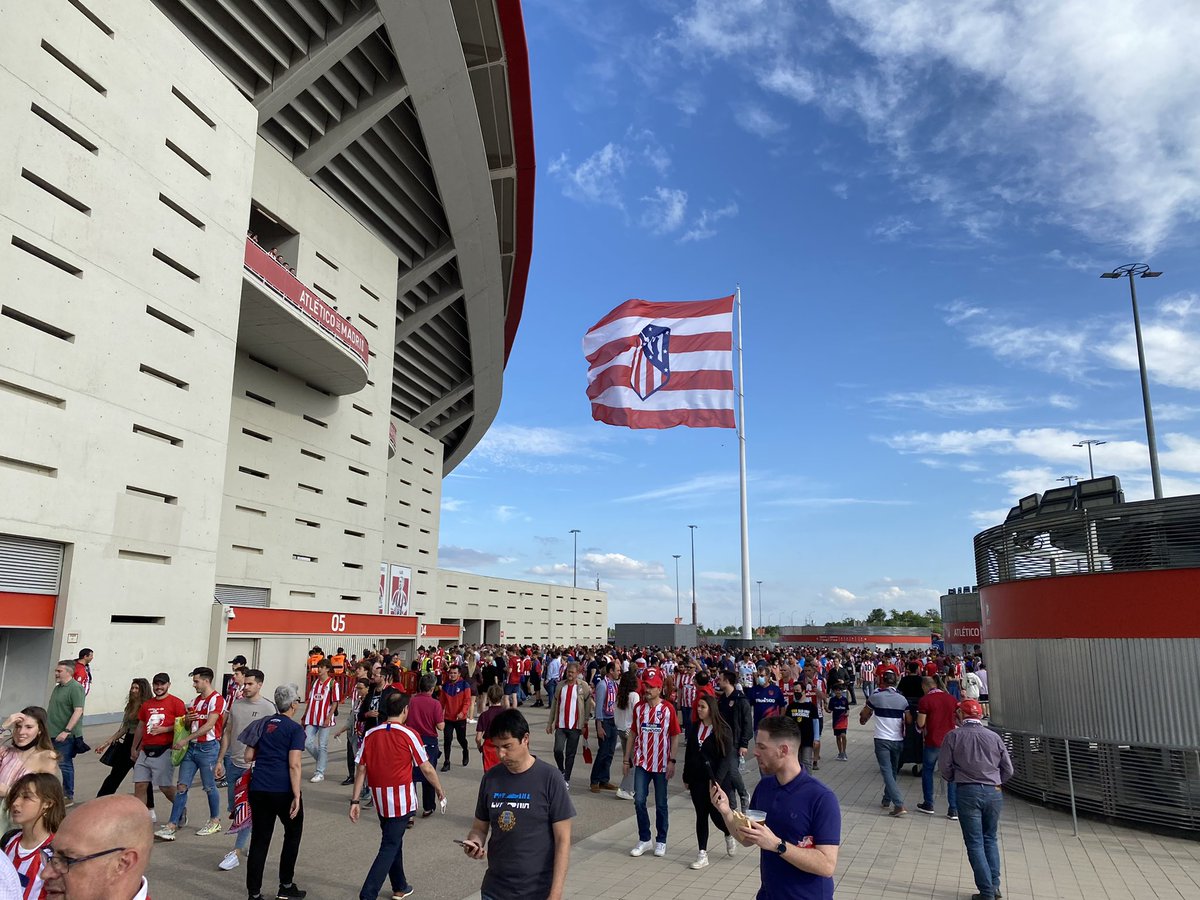 Dagje staat in het teken van voetbal vandaag. #deontknoping gevolgd vanaf een terras in Madrid met degradatie van <a href="/WillemII/">Willem II</a> als resultaat. Nu de strijd om plek 3-4 in Spanje in Estadi Metropolitano. #SPECO #EASM