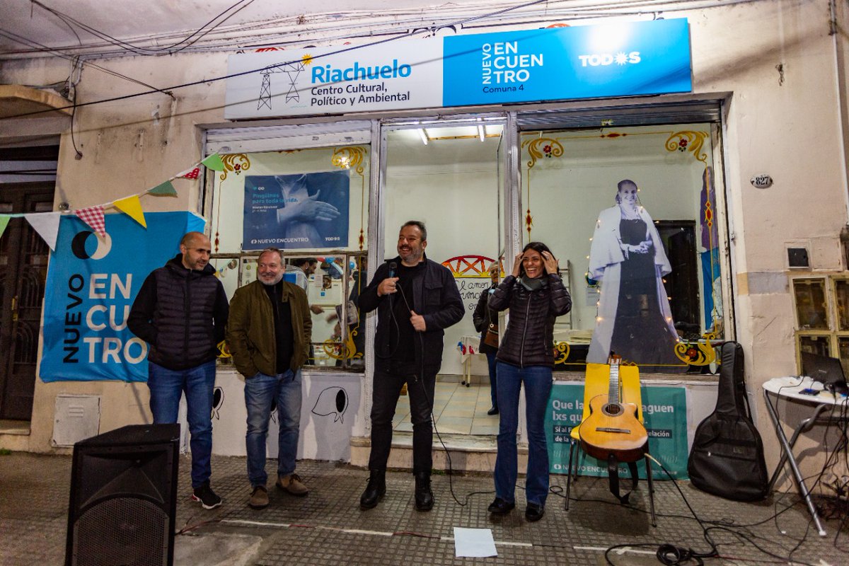 NEcomuna3's tweet photo. Ayer estuvimos presentes en la inauguración de la UB. Riachuelo en #LaBoca 💚✌🏻🙌🏻

Felicitaciones a lxs compañerxs  de @NE_comuna4 por esta nueva casa turquesa 💙👏🏻 https://t.co/LyScQlR7ys