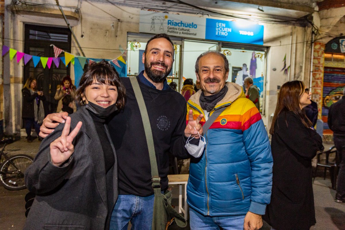NEcomuna3's tweet photo. Ayer estuvimos presentes en la inauguración de la UB. Riachuelo en #LaBoca 💚✌🏻🙌🏻

Felicitaciones a lxs compañerxs  de @NE_comuna4 por esta nueva casa turquesa 💙👏🏻 https://t.co/LyScQlR7ys