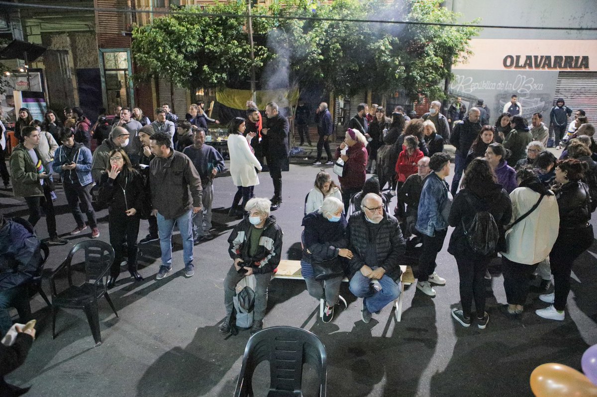NEcomuna3's tweet photo. Ayer estuvimos presentes en la inauguración de la UB. Riachuelo en #LaBoca 💚✌🏻🙌🏻

Felicitaciones a lxs compañerxs  de @NE_comuna4 por esta nueva casa turquesa 💙👏🏻 https://t.co/LyScQlR7ys