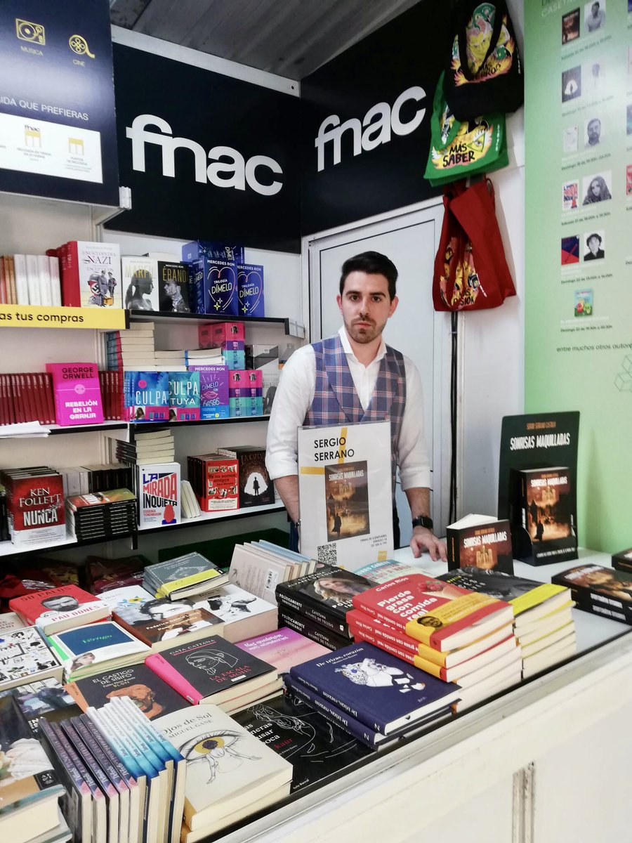 Magnífica jornada en @ferialibrograna donde pudimos charlar con los granadinos que se acercaron a la caseta de <a href="/Fnac_ESP/">Fnac España</a>. Una ciudad con gran historia y cultura 📚🖋

#sonrisasmaquilladas #novela #feria #libro #granada #fnac #literatura #leer #escribir #escritor #autor