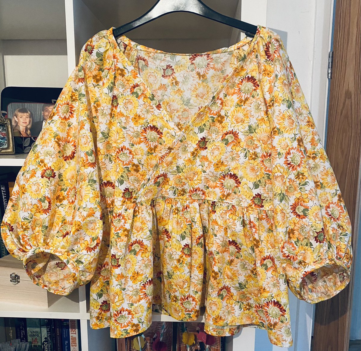 keeley_plimmer's tweet photo. Late to the party… @SimpMcCalls #M7969 #MeMadeMay22 #MeMadeMay #LoveSewing #PatternHack 🧡🤍🧡 https://t.co/Ql5JVnys1o