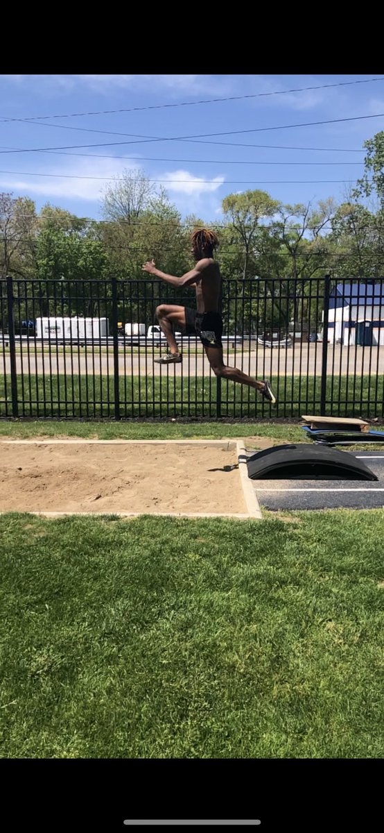WHS_vault's tweet photo. Nice Sunday LJ workout with WHS and Kent State Alum @mitch_kubicki coaching some drills to @DonteMoore04, @loganfrank83, and @AShabazz6 getting ready for districts. Excited to what these guys jump Wednesday. #extendtheseason https://t.co/0Ew6ndiFVD