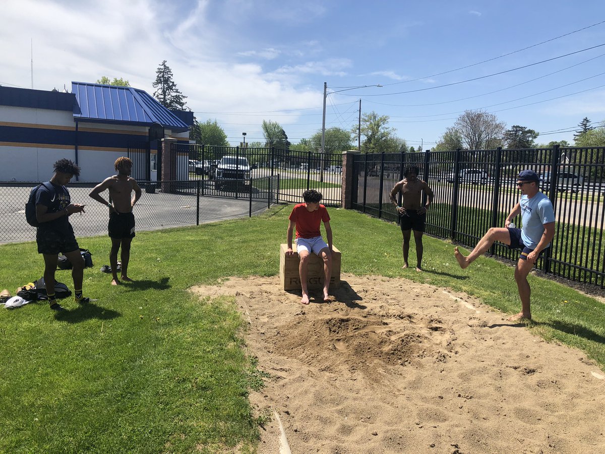 WHS_vault's tweet photo. Nice Sunday LJ workout with WHS and Kent State Alum @mitch_kubicki coaching some drills to @DonteMoore04, @loganfrank83, and @AShabazz6 getting ready for districts. Excited to what these guys jump Wednesday. #extendtheseason https://t.co/0Ew6ndiFVD