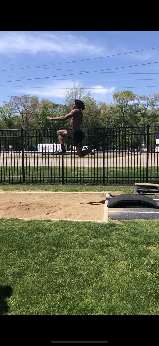 WHS_vault's tweet photo. Nice Sunday LJ workout with WHS and Kent State Alum @mitch_kubicki coaching some drills to @DonteMoore04, @loganfrank83, and @AShabazz6 getting ready for districts. Excited to what these guys jump Wednesday. #extendtheseason https://t.co/0Ew6ndiFVD