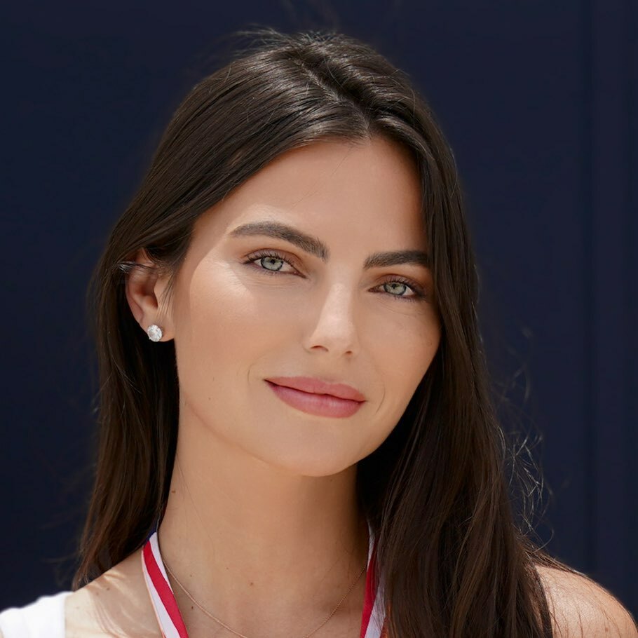 everysecondf1's tweet photo. KELLY IN MIAMI 🏝 ☀️ 

📸 @elliejhoad for @everysecondf1 

#kellypiquet #miami #f1mia #redbull #maxverstappen @maxverstappen1 #f1 #formulaone #florida #usa https://t.co/WpvIMsxPBL https://t.co/LkD5TVZXvV