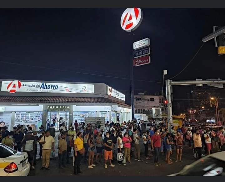 rthur013's tweet photo. Ayer en Acapulco se queda sin transporte
En noche cientos de trabajadores no pudieron llegar a casa debido a la advertencia de la delincuencia organizada de que si veían a un  conductor de cualquier transporte andar trabajando o quemarían con todo y chófer
SECRETARIA DE TURISMO🏖️ https://t.co/kfNrK5MVzO