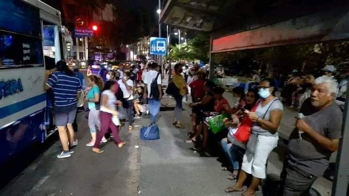 rthur013's tweet photo. Ayer en Acapulco se queda sin transporte
En noche cientos de trabajadores no pudieron llegar a casa debido a la advertencia de la delincuencia organizada de que si veían a un  conductor de cualquier transporte andar trabajando o quemarían con todo y chófer
SECRETARIA DE TURISMO🏖️ https://t.co/kfNrK5MVzO