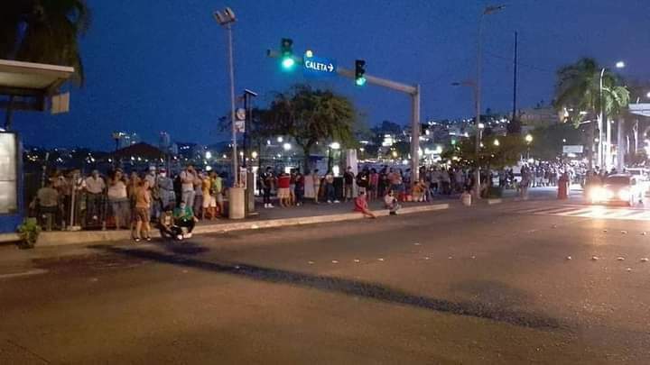 rthur013's tweet photo. Ayer en Acapulco se queda sin transporte
En noche cientos de trabajadores no pudieron llegar a casa debido a la advertencia de la delincuencia organizada de que si veían a un  conductor de cualquier transporte andar trabajando o quemarían con todo y chófer
SECRETARIA DE TURISMO🏖️ https://t.co/kfNrK5MVzO