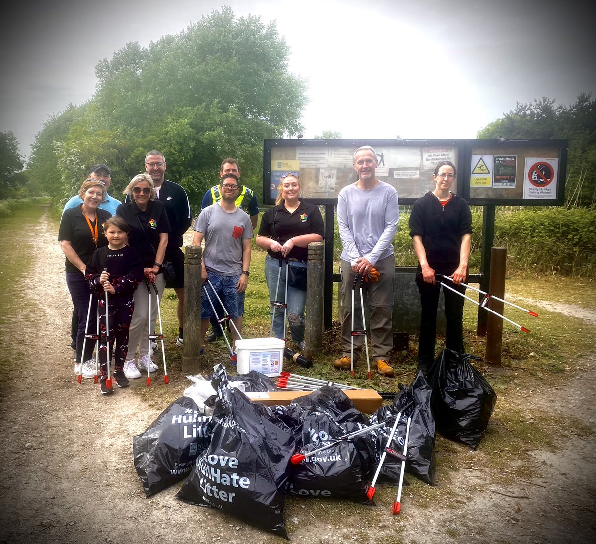 Thank you to everyone who joined us this afternoon at Noddle Hill Nature Reserve.  
What a lovely day for a litter pick!! <a href="/Rubbishfriends1/">Rubbish Friends</a> <a href="/HumberbeatHULL/">Humberside Police - Hull</a> #makingadifference #hull #community #bransholmetrust @HULLCVS