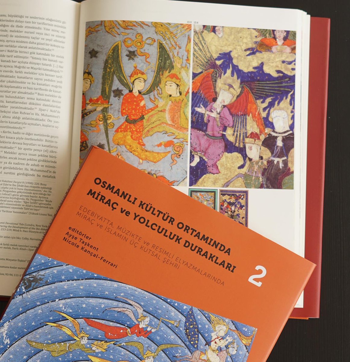 DergahYay's tweet photo. Miraç hadisesi ve “Mekke, Medine ve Kudüs”ü konu edinen eser, pek çok değerli akademik metni ve görseli bir araya getirmektedir.
 
Bu eser miraç ve üç kutsal mekanı edebiyatta, müzikte ve resimlerde ele almaktadır.
 
İncelemek için: https://t.co/S6fLHvoSRT https://t.co/pW5MDeteo1