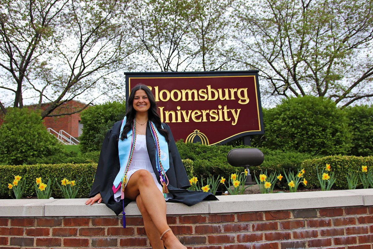 BloomsburgU's tweet image. &quot;I’ve made some lifelong friends here I’ll miss dearly. You do truly meet your people in college, and I’m grateful for every single person who’s come into my life at Bloomsburg.” 💛🎓🐾 #BUClass2022 #HuskyNation #ImAHusky #DeafEducation #EarlyChildhood #Husky4Life #BloomOnward