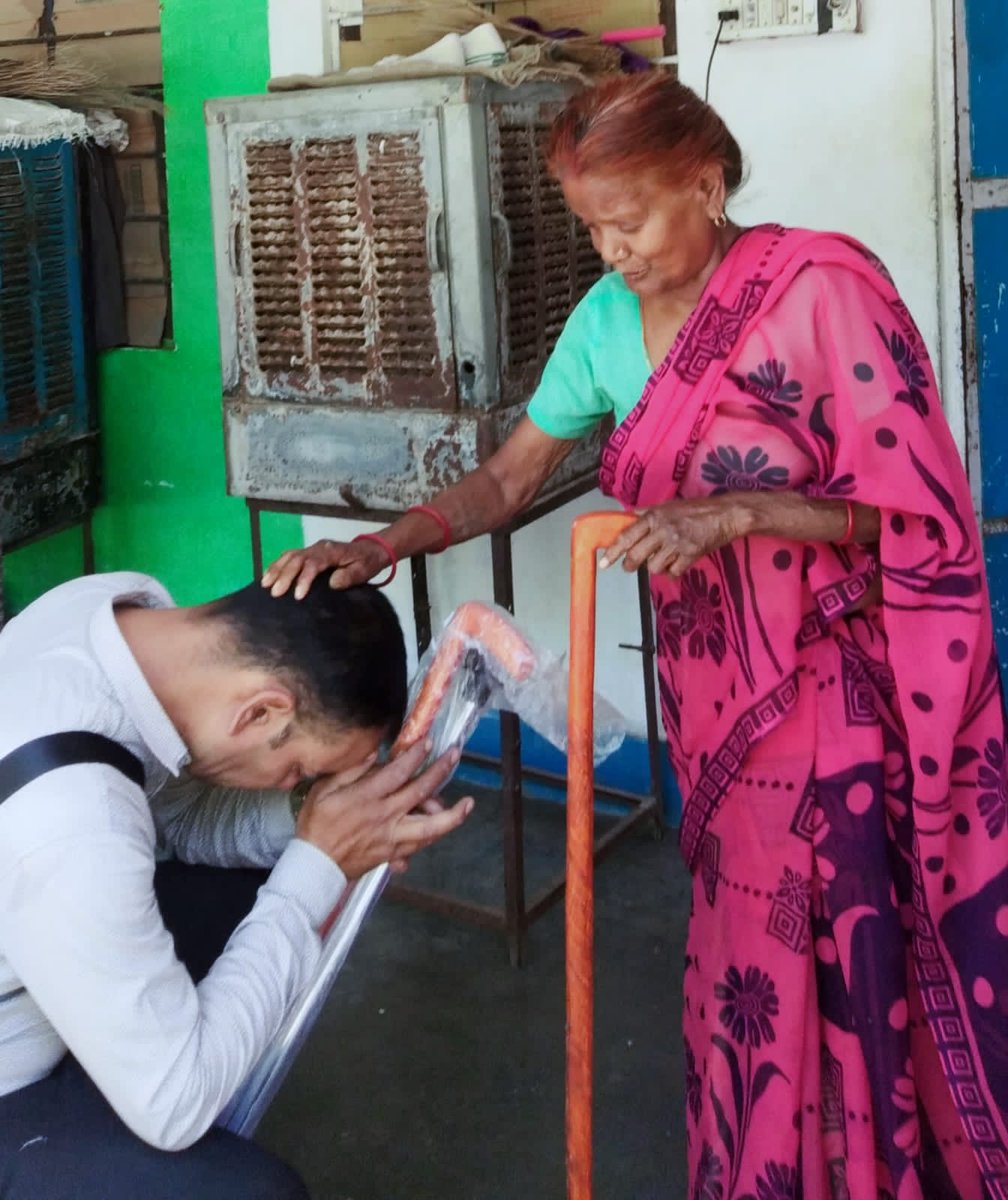 kolaverisewa's tweet photo. #MissionSahara.
       Come let us all be the reason for someone's smile..
      Like every year, this year also we are gifting sticks to our respected elders. But I realized this time that they are in dire need of eye glasses along with stick, so why not all of us together https://t.co/ZTEFypuTk2