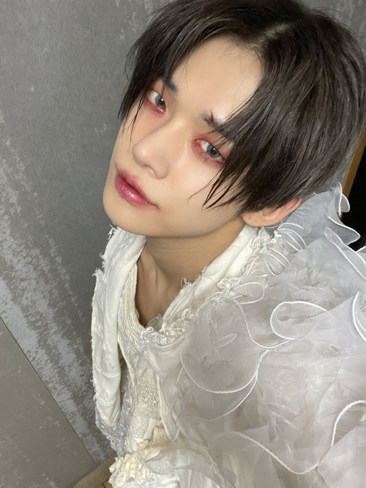 biggestsimp4kai's tweet photo. yeonjun with red eyeshadow 😩😩😩😩 https://t.co/ZWTn2DyUln