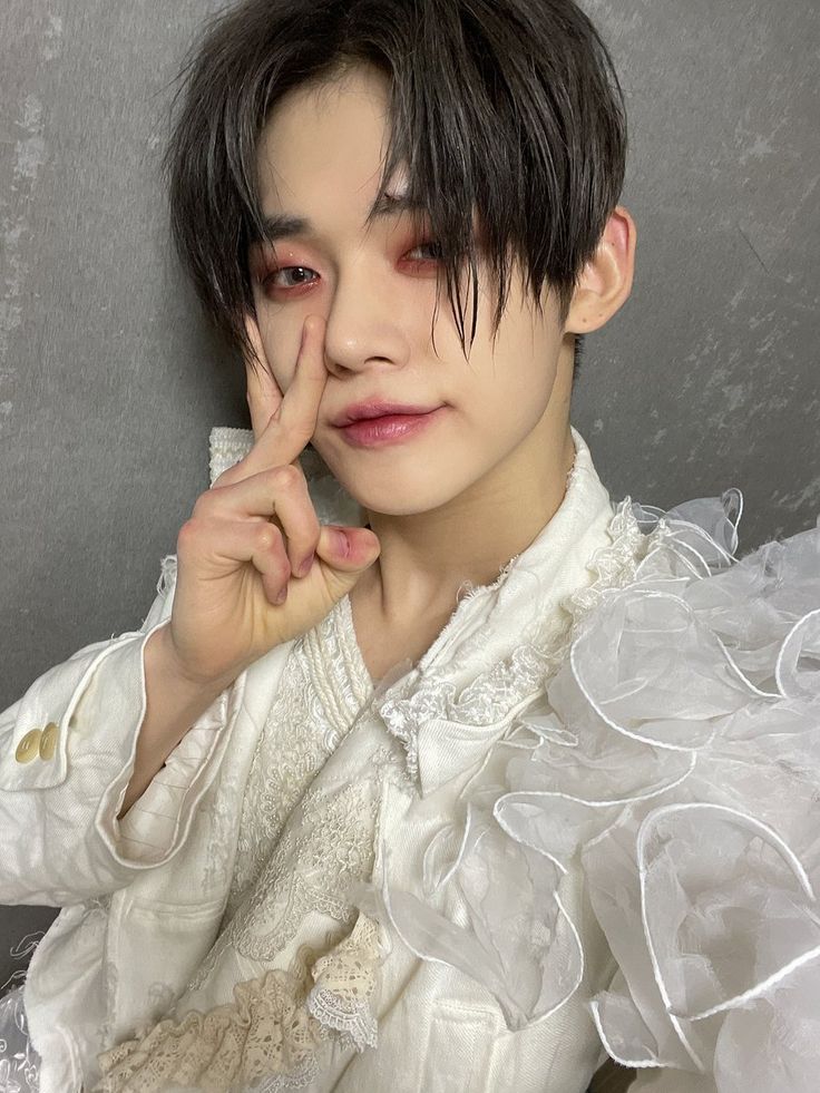 biggestsimp4kai's tweet photo. yeonjun with red eyeshadow 😩😩😩😩 https://t.co/ZWTn2DyUln