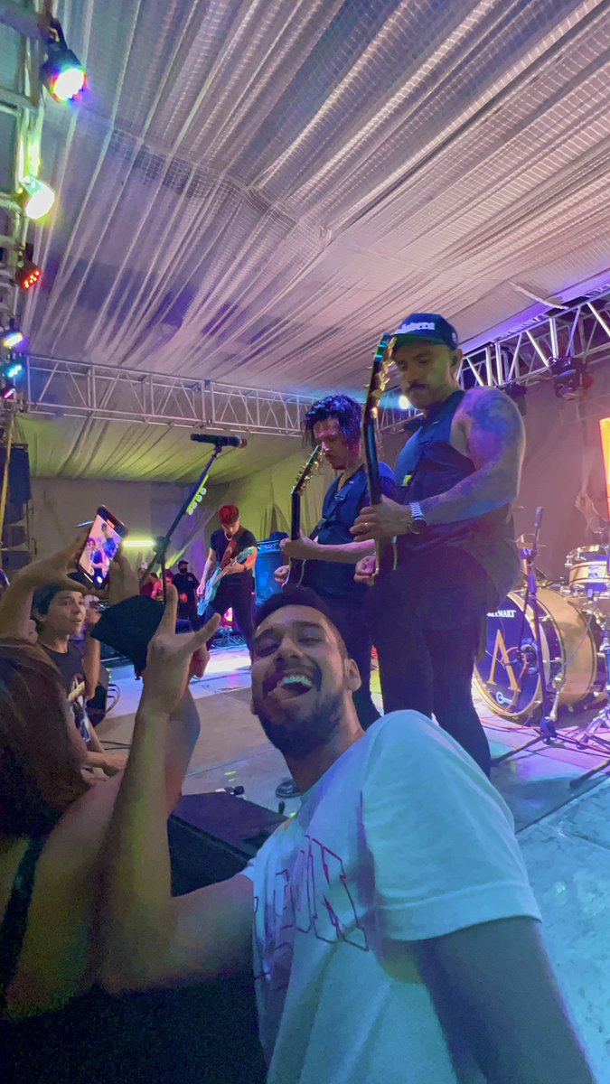 ElVicManSb's tweet photo. Ayer cumplí un sueño hecho realidad, tomarme una foto con @Allisonband, para los que no sabían por ellos nació mi pasión por la música. Son los más chingones y humildes de este planeta
Gracias @Erik_Allison por permitirme tomarme una foto contigo cuando el staff me corrió jaja!! https://t.co/oeqeSAp6bE