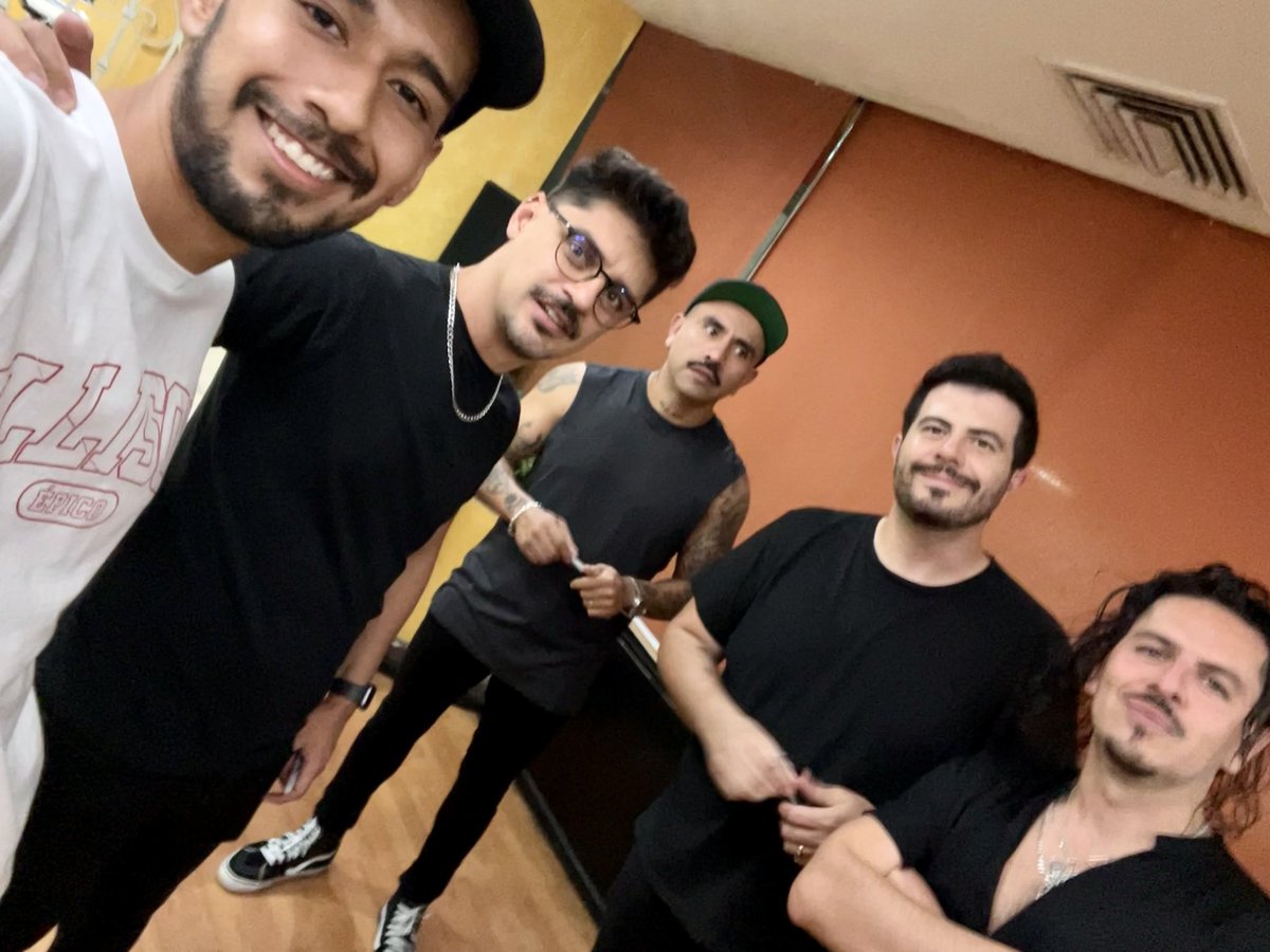 ElVicManSb's tweet photo. Ayer cumplí un sueño hecho realidad, tomarme una foto con @Allisonband, para los que no sabían por ellos nació mi pasión por la música. Son los más chingones y humildes de este planeta
Gracias @Erik_Allison por permitirme tomarme una foto contigo cuando el staff me corrió jaja!! https://t.co/oeqeSAp6bE