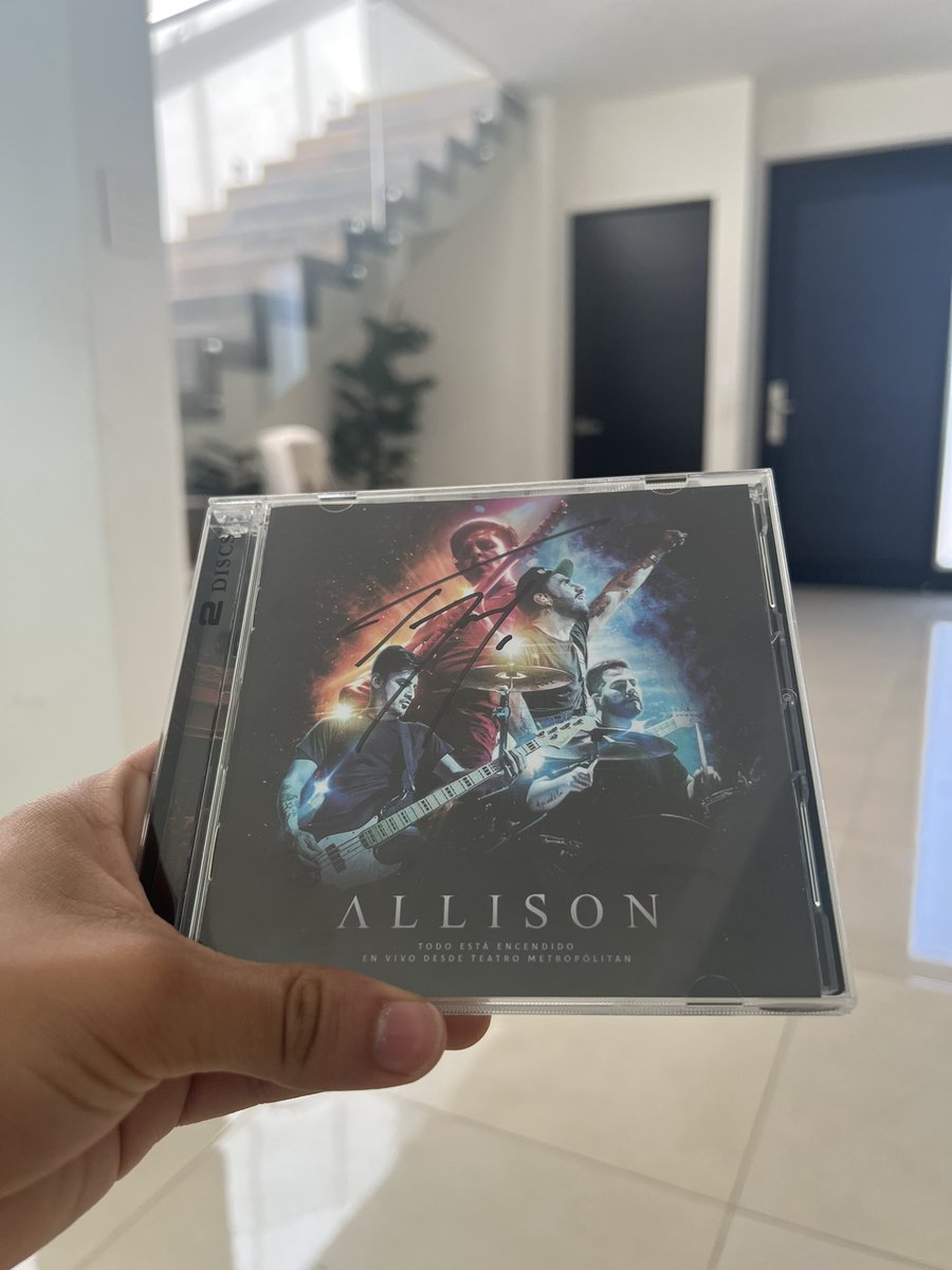 ElVicManSb's tweet photo. Ayer cumplí un sueño hecho realidad, tomarme una foto con @Allisonband, para los que no sabían por ellos nació mi pasión por la música. Son los más chingones y humildes de este planeta
Gracias @Erik_Allison por permitirme tomarme una foto contigo cuando el staff me corrió jaja!! https://t.co/oeqeSAp6bE