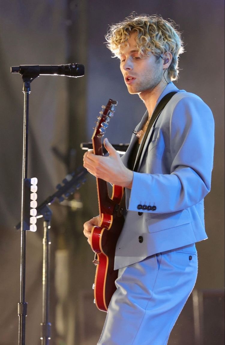 comfort5sauce's tweet photo. i can’t stop thinking about luke hemmings in suits https://t.co/DL4Kp8fkJJ