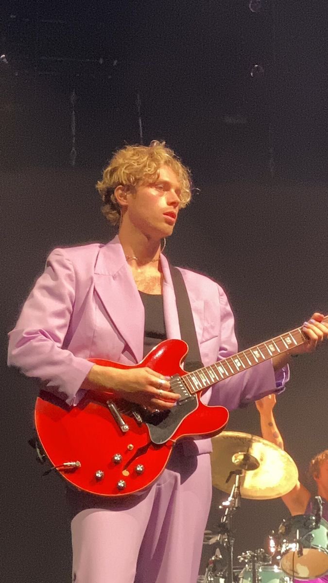 comfort5sauce's tweet photo. i can’t stop thinking about luke hemmings in suits https://t.co/DL4Kp8fkJJ
