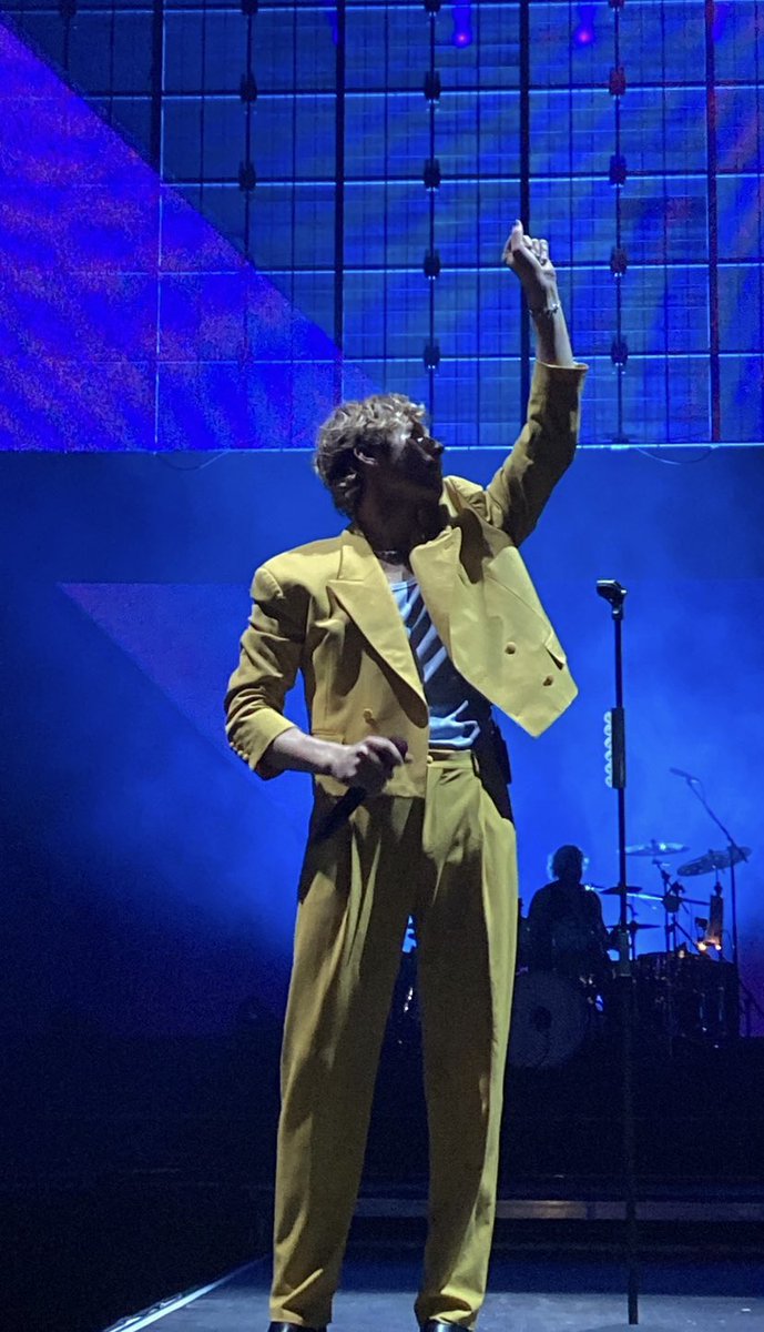 comfort5sauce's tweet photo. i can’t stop thinking about luke hemmings in suits https://t.co/DL4Kp8fkJJ