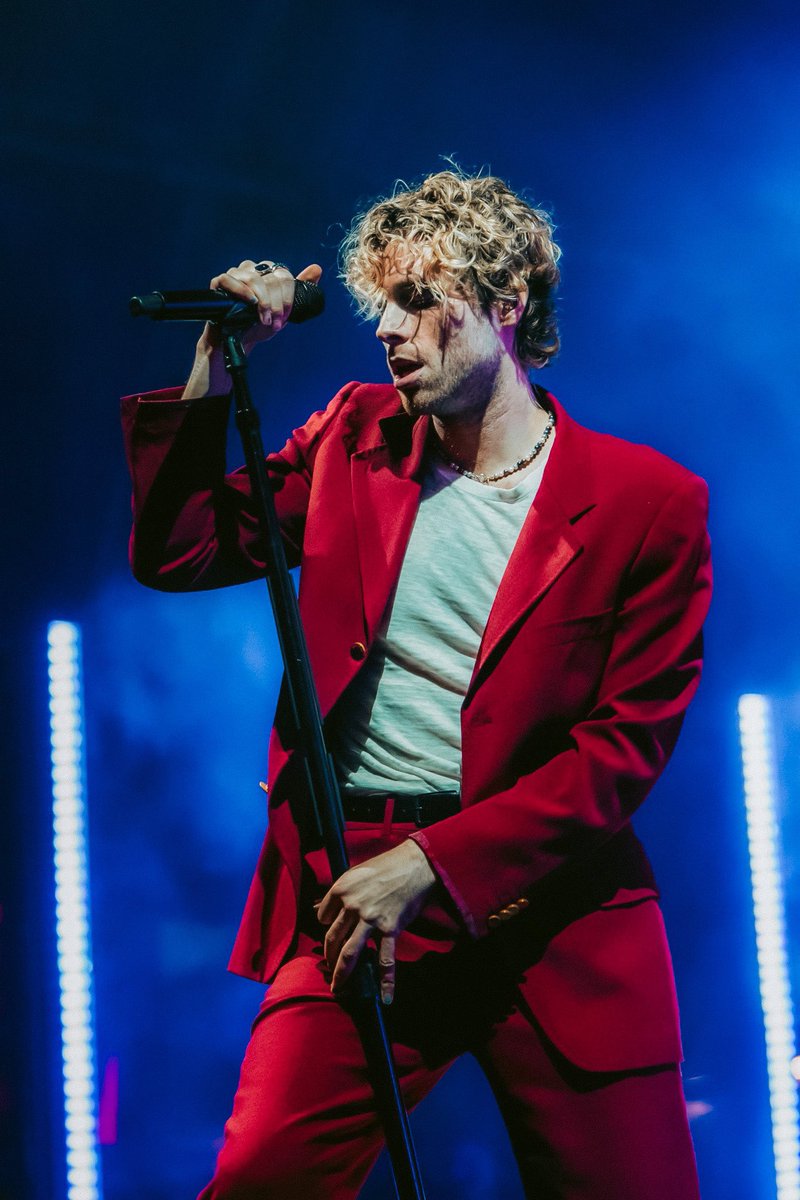 comfort5sauce's tweet photo. i can’t stop thinking about luke hemmings in suits https://t.co/DL4Kp8fkJJ