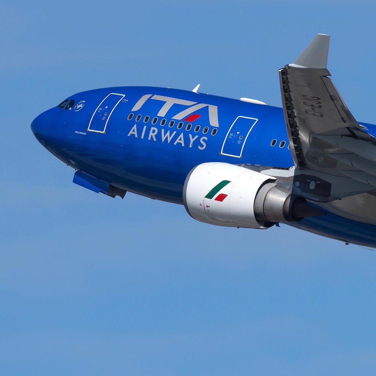 As JFK awaits the exciting arrival of ITA Airways’ A350 next month, I’m enjoying photographing closeups of their stunning livery on the Airbus 330s. #aviation #itaairways #avgeek #airbus #aviationphotography #aviationdaily #aviationlovers #italy