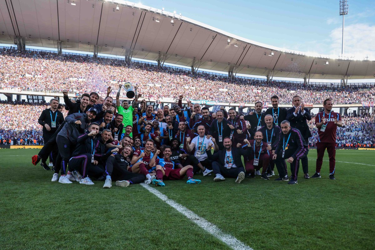 Kimsenin burnunun kanamadığı şampiyonluk kutlamalarıyla dünyaya örnek olan,
#BizeHerYerTrabzon sözünü hafızalara kazıyan #Trabzonspor'umuzun,
İstanbul Atatürk Olimpiyat Stadyumu'ndaki coşkusunu,
ailecek paylaştık...
Azmiyle,
cesaretiyle,
#İnadıylaŞampiyon
#ŞampiyonTrabzonspor 🇹🇷