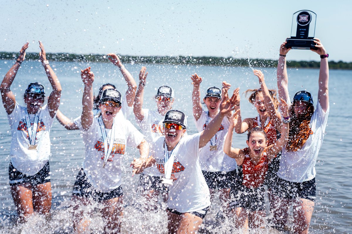 TexasRowing's tweet photo. Championship vibes. 🤘

#HereComesTexas | #HookEm https://t.co/cdBRtjFbVS