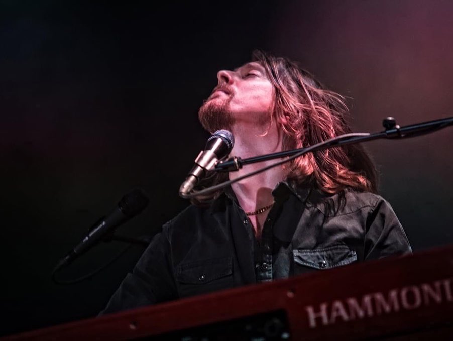 BennettHolland's tweet photo. Some more amazing photos by the super talented @RijnoBoon!
These shots were taken at our @Laurencemusic show at @LuxorLive in Arnhem. It was so good to play this very special venue again!
The Hammond XK5 looking cool as always!
#hammondorgan #keysplayer #singer https://t.co/mphEHd48Se
