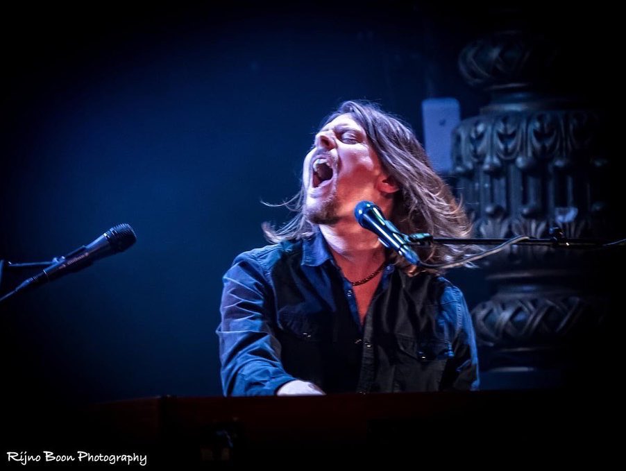 BennettHolland's tweet photo. Some more amazing photos by the super talented @RijnoBoon!
These shots were taken at our @Laurencemusic show at @LuxorLive in Arnhem. It was so good to play this very special venue again!
The Hammond XK5 looking cool as always!
#hammondorgan #keysplayer #singer https://t.co/mphEHd48Se