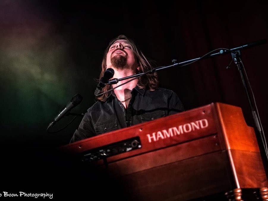 BennettHolland's tweet photo. Some more amazing photos by the super talented @RijnoBoon!
These shots were taken at our @Laurencemusic show at @LuxorLive in Arnhem. It was so good to play this very special venue again!
The Hammond XK5 looking cool as always!
#hammondorgan #keysplayer #singer https://t.co/mphEHd48Se