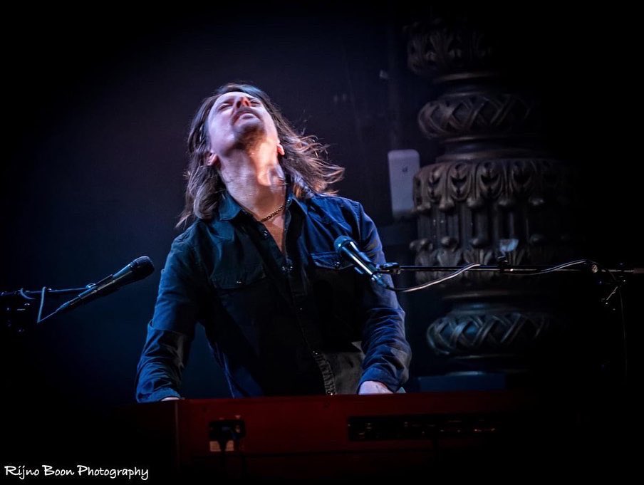 BennettHolland's tweet photo. Some more amazing photos by the super talented @RijnoBoon!
These shots were taken at our @Laurencemusic show at @LuxorLive in Arnhem. It was so good to play this very special venue again!
The Hammond XK5 looking cool as always!
#hammondorgan #keysplayer #singer https://t.co/mphEHd48Se
