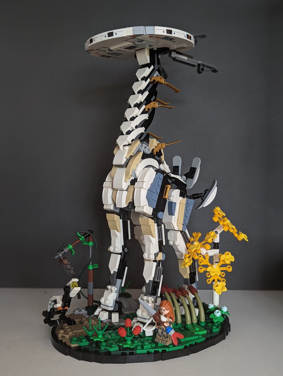 Whatleydude's tweet image. Finished. Wow.

This is an *amazing* build.

I actually love it.

Big thanks to @jdosmith for helping me lay my hands on a set.

More PlayStation themed Lego please @LEGO_Group @PlayStation, thanks x

#HorizonForbiddenWest #TallNeck #BuildComplete