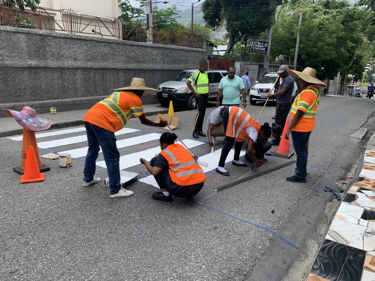CGuyEtienne's tweet photo. Avec le concours de la DCPR et du Comissariat du CV de la ⁦@pnh_officiel⁩, des élèves de NS3 de #CattsPressoir ont tracé un passage piéton entre le Collège et le parking. Préparation de #ExpoSciences2022_CCP ⁦@MENFP_Education⁩ ⁦@lpiparis_⁩ ⁦@BanqueDesTerr⁩ https://t.co/5csp03KSAR
