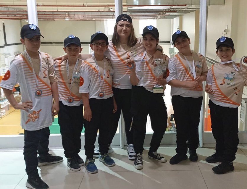 DogaUskudar's tweet photo. 🏆 Başarı DOĞAmızda var🥇 #FLLjunior #firslegoleague
Başarılarından dolayı öğrencilerimizi kutluyor, bizlere ve ailelerine yaşattıkları bu güzel duygular için teşekkürlerimizi sunuyoruz.🏅🎊👏🤖🦾
@kursatkayalak @_eminetas @dilekyldz1986 @ArifeKaraman6 @DogaTech https://t.co/e4vh68A6HJ