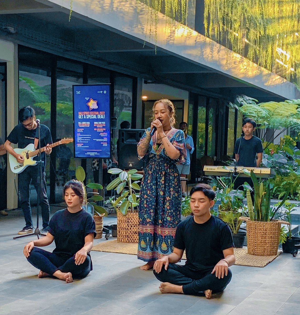 komunitasaghumi's tweet photo. Pejamkan mata, rasakan nafasmu ..

The Temperance

Road to Bali Spirit Festival

The Temperance 
Sebuah pentas musik puisi teatrikal sebagai sebuah renungan sederhana atas segala peristiwa yang menjadi tanya dan harapan.

Thank you for support
@teaterpetir_ 
@ambengantenten https://t.co/uEgJq2Flag