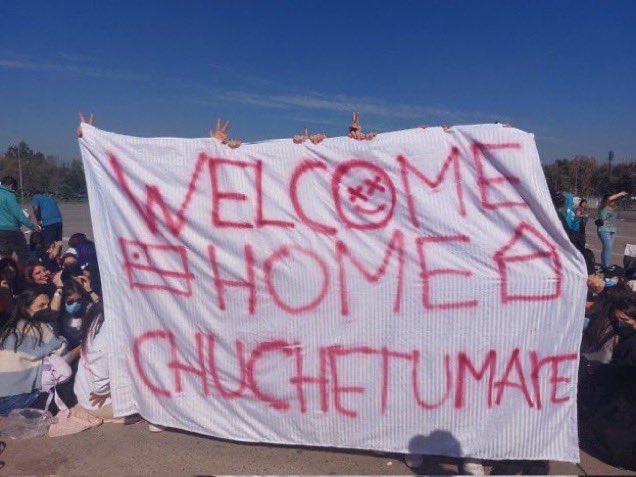HLKUpdates's tweet photo. 📸| ¡Las fans haciendo la pancarta "Bienvenido a casa". 🇨🇱
#LTWTChile 

©️ ltvsty https://t.co/ACTC6K34eZ