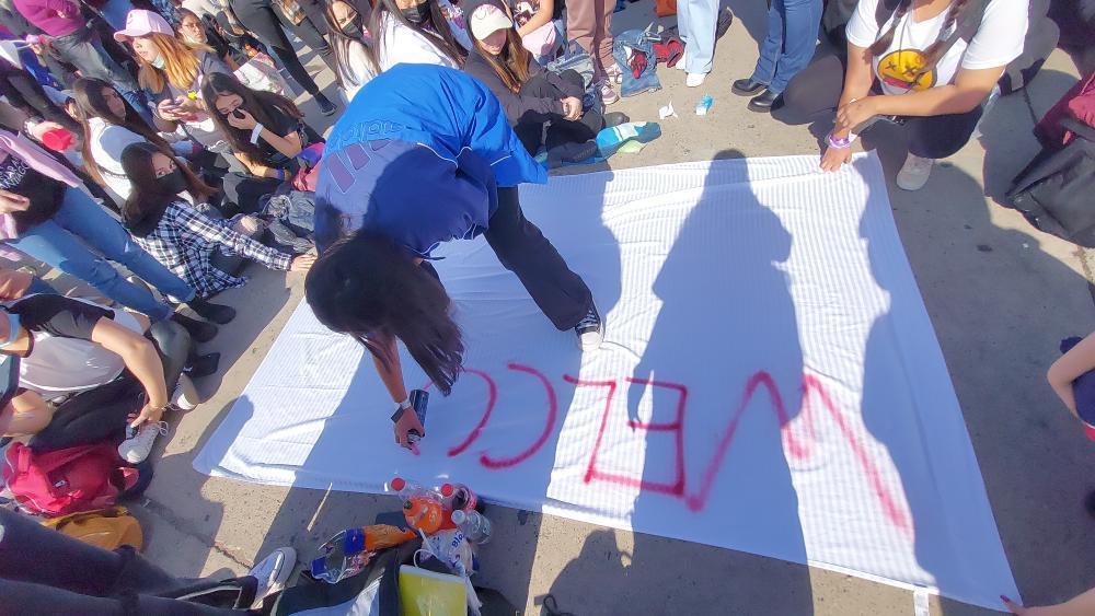 HLKUpdates's tweet photo. 📸| ¡Las fans haciendo la pancarta "Bienvenido a casa". 🇨🇱
#LTWTChile 

©️ ltvsty https://t.co/ACTC6K34eZ