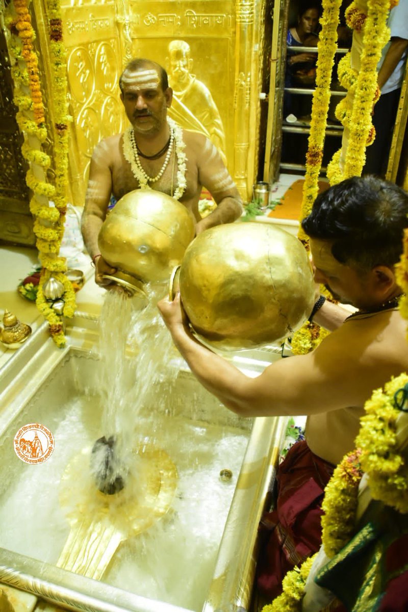 ShriVishwanath's tweet photo. आज दिनाँक 15-05-2022 को श्री काशी विश्वनाथ मंदिर के शृंगार आरती के दर्शन।

#ShriKashiVishwanath #Shiv #Mahadev #Baba #ShringarAarti #Temple #Trust #Nyas  #Jyotirlinga #darshan #blessings #Varanasi #Kashi #VishwanathDham #Corridor https://t.co/kH4pT7bEnq