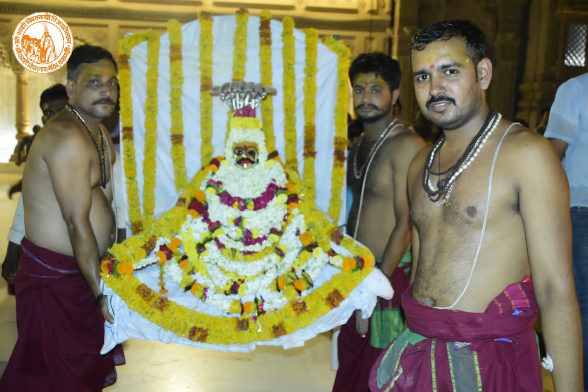 ShriVishwanath's tweet photo. आज दिनाँक 15-05-2022 को श्री काशी विश्वनाथ मंदिर के शृंगार आरती के दर्शन।

#ShriKashiVishwanath #Shiv #Mahadev #Baba #ShringarAarti #Temple #Trust #Nyas  #Jyotirlinga #darshan #blessings #Varanasi #Kashi #VishwanathDham #Corridor https://t.co/kH4pT7bEnq