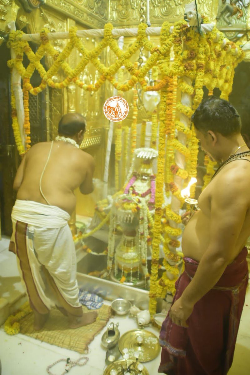 ShriVishwanath's tweet photo. आज दिनाँक 15-05-2022 को श्री काशी विश्वनाथ मंदिर के शृंगार आरती के दर्शन।

#ShriKashiVishwanath #Shiv #Mahadev #Baba #ShringarAarti #Temple #Trust #Nyas  #Jyotirlinga #darshan #blessings #Varanasi #Kashi #VishwanathDham #Corridor https://t.co/kH4pT7bEnq