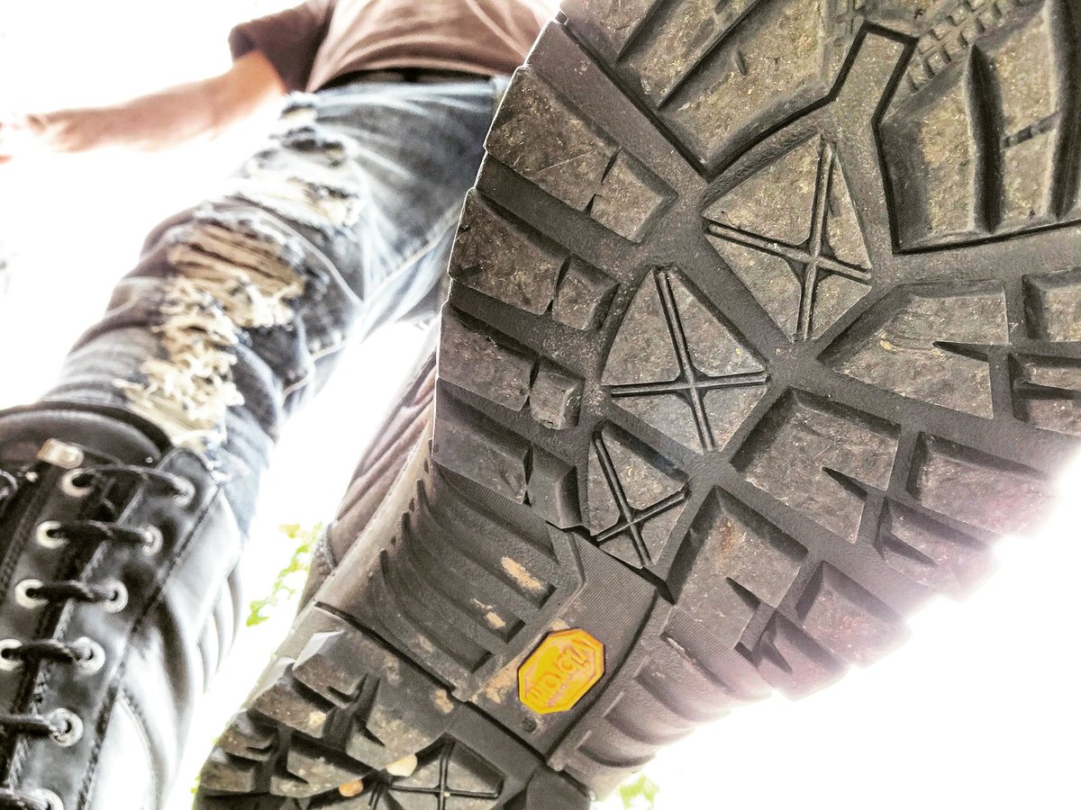 LightstormN's tweet photo. One giant leap...
.
#boots #bootporn #bootsandjeans #jeansandboots #tallboots #treads #leatherboots #lugs #guysinboots #giant #sole #soles #workbootporn #workboots https://t.co/3FfvqP4fYo