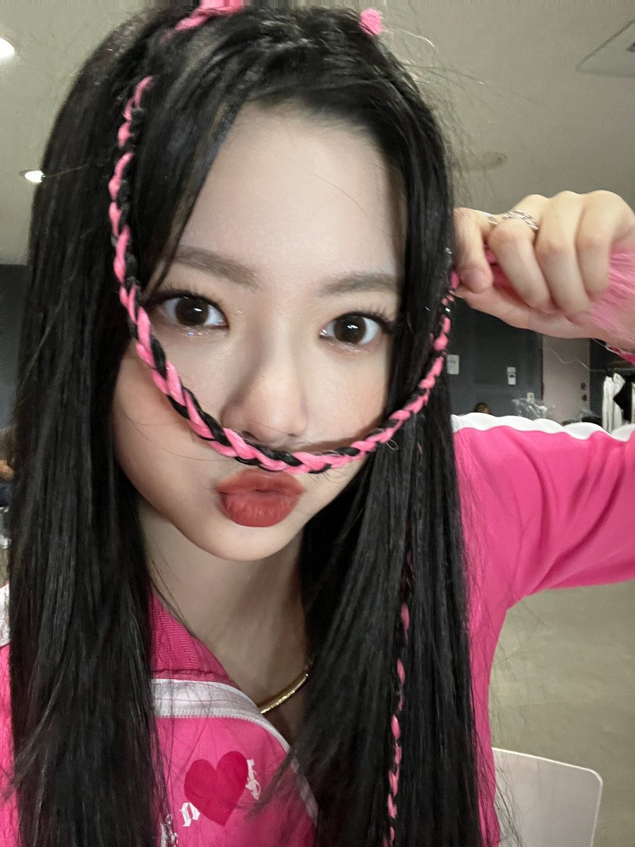 eunchaefvs's tweet photo. ela, só ela!! https://t.co/HtjTozFrpR