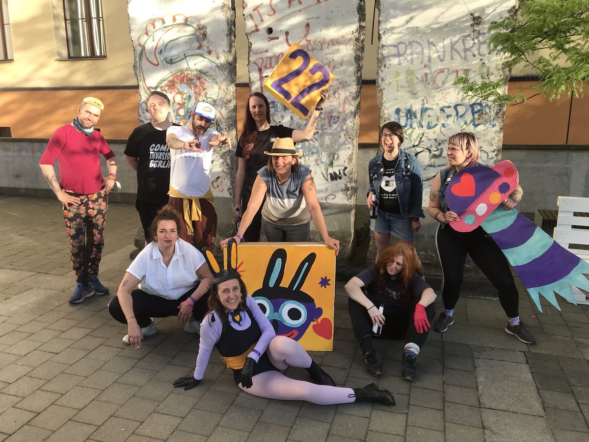 comicinvasionb's tweet photo. Tausend Dank an alle Besucher*innen, Aussteller*innen, Helfer*innen, Leute auf der Bühne, Gebärdendolmetscherinnen, Techniker, das ganze Service Personal und vor allem DICH! 💛💛💛💛💛 #CIB22 https://t.co/4JEPuLRpnB