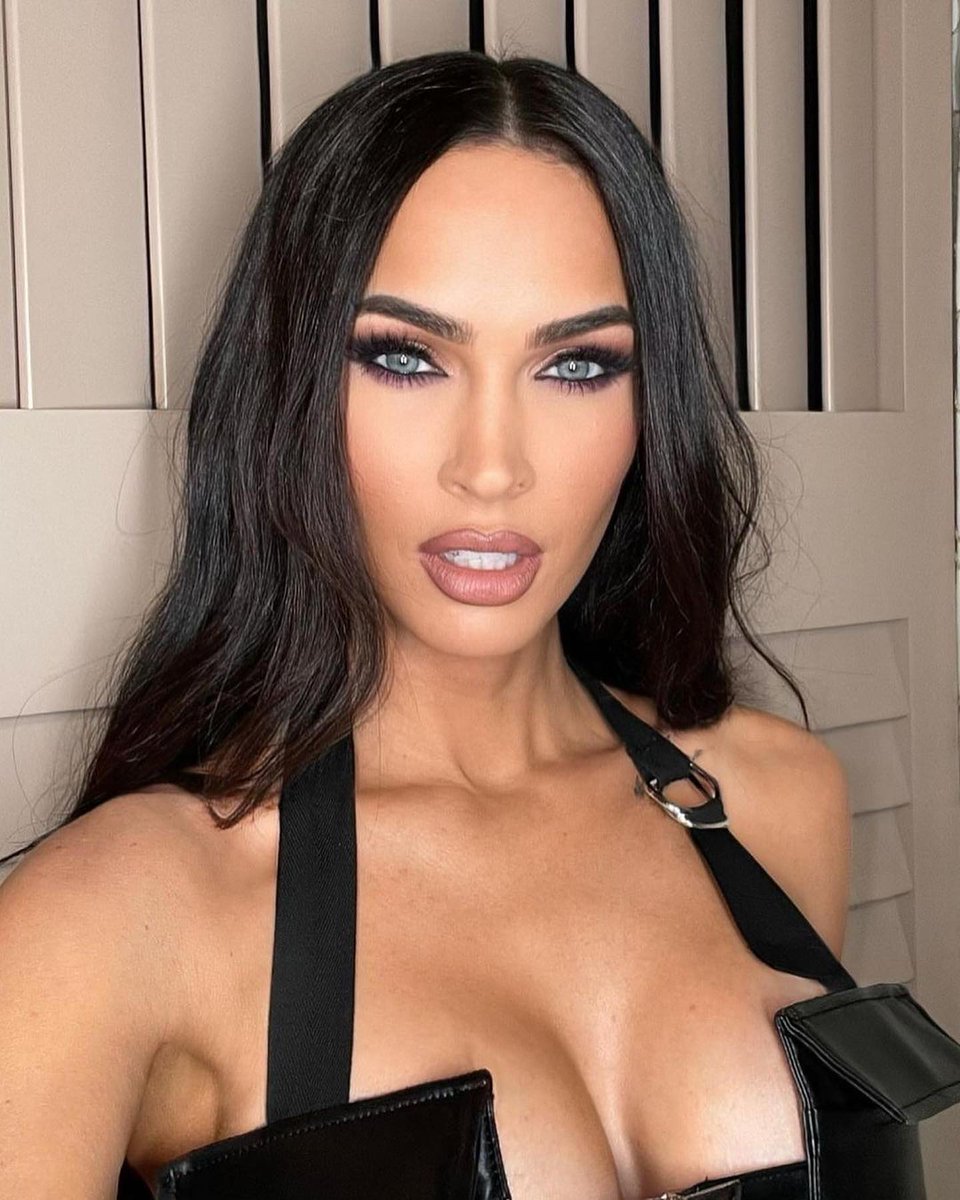 MarvelousMFox's tweet photo. 'The QUEEN is back in VEGAS @meganfox 💋 Makeup: @clarissalunanyc Hair: @glencocoforhair assisted by @guycory Styled: @stylememaeve' https://t.co/lSPHfoXEXQ https://t.co/IZSFHiyqUG