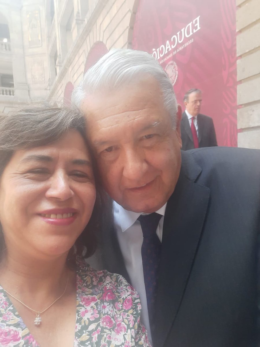 Adela_PBernal's tweet photo. Un gusto acompañar al Presidente @lopezobrador_ al festejo del Día del maestro.

Las maestras y los maestros son agentes fundamentales de la transformación social y uno de los pilares fundamentales de la educación en México. https://t.co/r1URxD5C8V